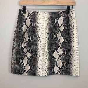 ✨🆕high waist zip up snake print leather skirt